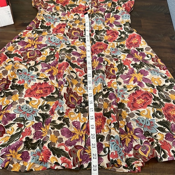 *VINTAGE - Banana Republic- Size 4 - Floral Dress with front buttons - Picture 7 of 8